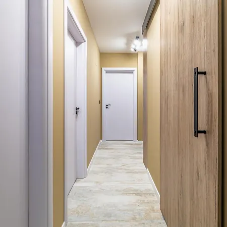 Luxury 2bedroom In Complex Family Garden With Free Parking Apartament