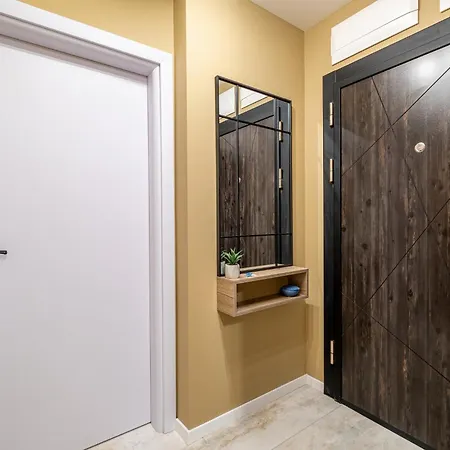 Luxury 2bedroom In Complex Family Garden With Free Parking 아파트 *